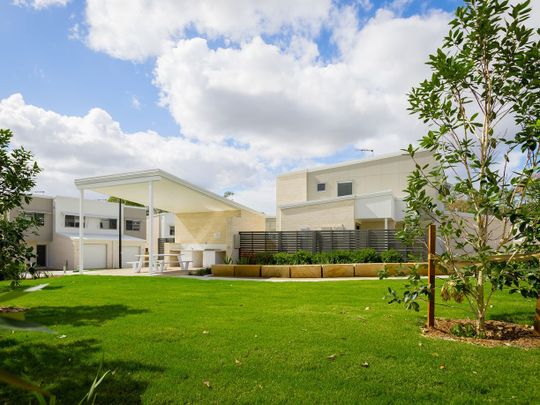 NEAR NEW LUXURY 3 BEDROOM TOWNHOUSE WITH DUCTED AIR CONDITIONING - Photo 1