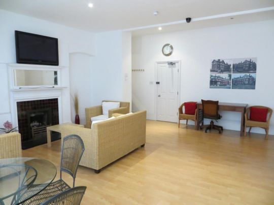 Fulham Palace Road, London - Photo 1