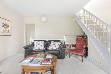 ** 6 MONTH TERM ONLY ** A three bedroom house situated within easy access to Oxford City Centre and the railway station. - Photo 2