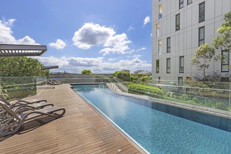 SPECTACULAR HARBOURSIDE APARTMENT WITH ICONIC VIEWS - Photo 3