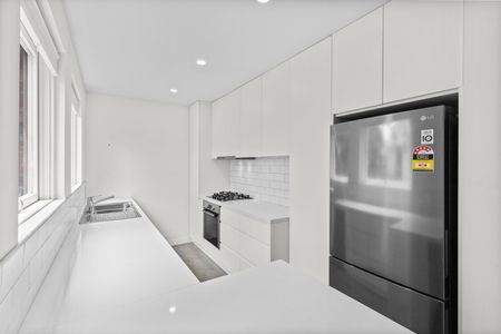 8/3 Rotherwood Road, Ivanhoe East VIC 3079 - Photo 4