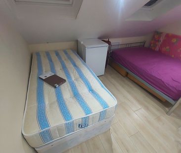Room in a Shared House, Pembroke Road, IG3 - Photo 3