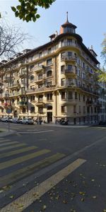 Dans un immeuble ancien avec cachet, proche des commerces, écoles, transports en communs. Nous disposons d'un appartement de 2 pièces au 3ème étage, celui-ci se compose comme d'un hall, d'une cuisine agencée, d'une pièce à vivre avec balcon, alcôve et d' - Foto 3