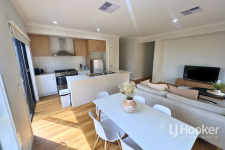 Spacious 4-Bedroom Family Home in Harpley Estate - Werribee - Photo 3