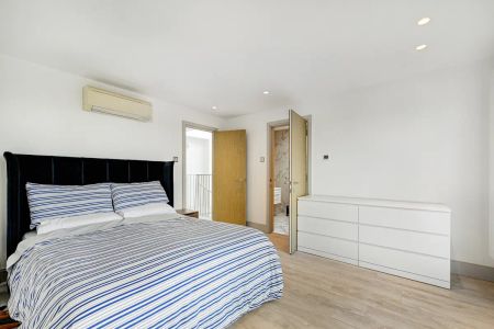 3 bedroom flat in Chelsea - Photo 4