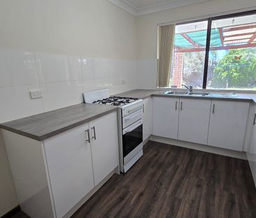 AVAILABLE NOW 3x1 FAMILY HOME CLOSE TO SHOPS AND PARKS!! - Photo 2