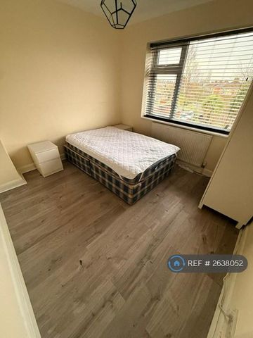 4 bedroom semi-detached house to rent - Photo 5