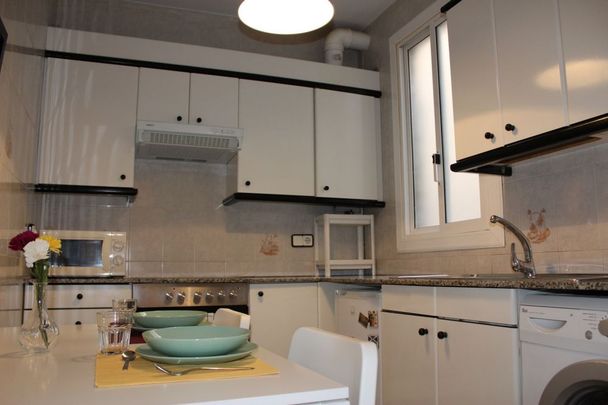 Room with interior window in Ciutat Vella - Photo 1