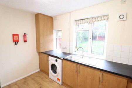 3 bedroom semi-detached house to rent - Photo 5