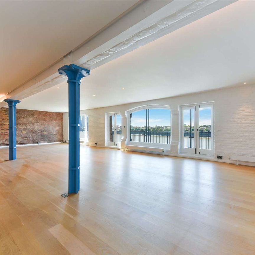 A superb, recently refurbished apartment set within a beautifully restored Listed Building on historic Narrow Street. - Photo 1