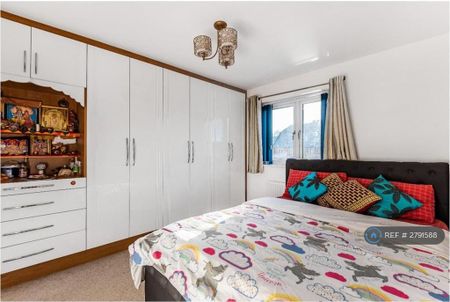 4 bedroom detached house to rent - Photo 4