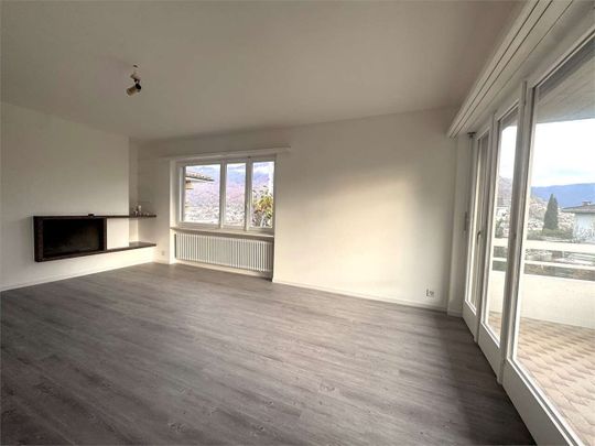 Elegant 5.5-room apartment in Porza - completely renovated with panoramic views and an attractive tax zone - Photo 1