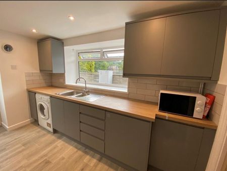 4 bedroom end of terrace house to rent - Photo 4