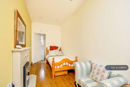 4 bedroom semi-detached house to rent - Photo 4