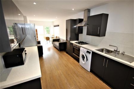 4 bedroom terraced house to rent - Photo 3