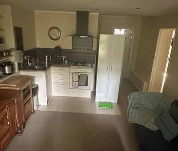 Quite quirky 2 bedrooms flat nestled in the - Photo 3