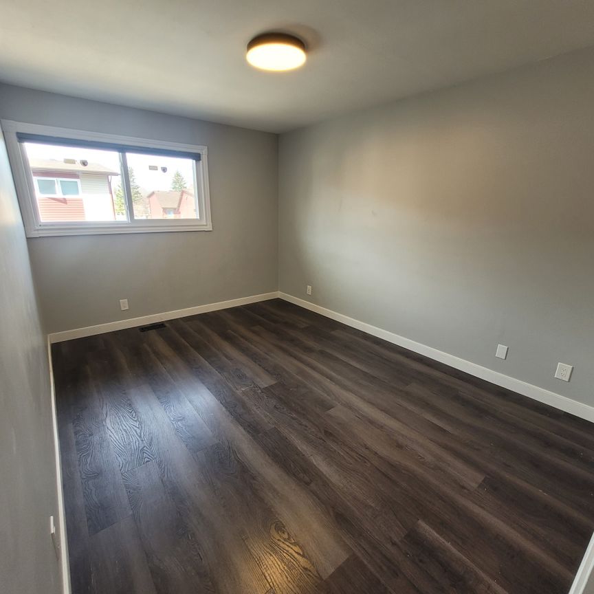 3 Beds & 1.5 Baths Townhouse Style Property In Fairhaven Area - Photo 1