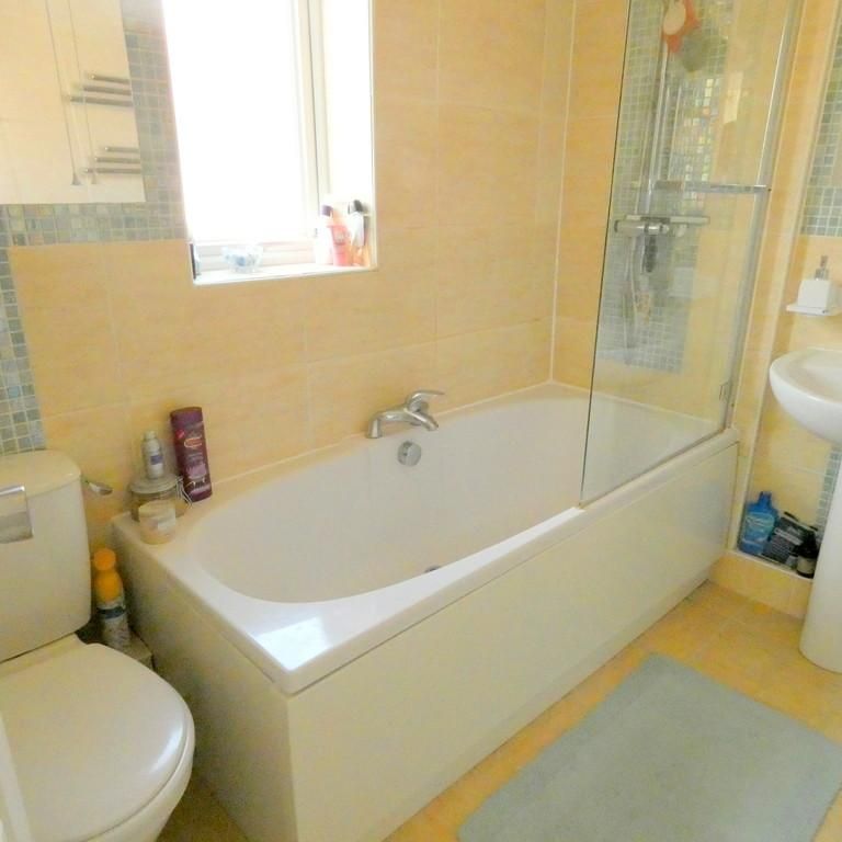 2 bedroom end of terrace house to rent - Photo 1