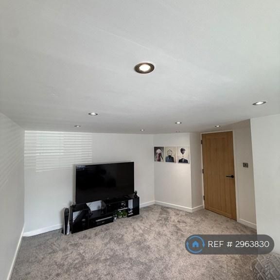 4 bedroom end of terrace house to rent - Photo 1