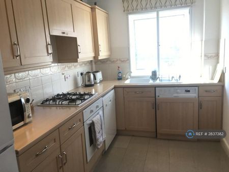 2 bedroom flat to rent - Photo 2