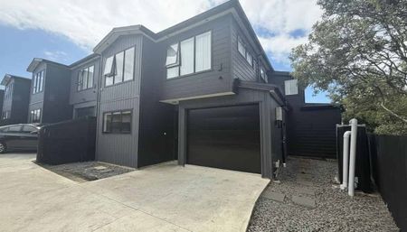 Spacious 5-Bedroom Family Home in Prime Pakuranga Heights - Photo 4