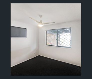 Charming & Tidy 3 Bedroom Home with Air Conditioning and Large yard - Photo 1