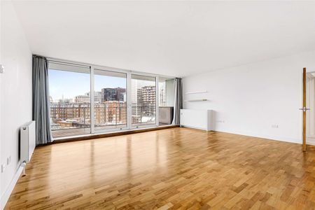 Beautiful 2 bedroom apartment of over 1,000 sq ft with a stunning view from the 7th floor of this highly desirable development. Balcony, garaged parking, additional storage & 24/7 concierge - Photo 3