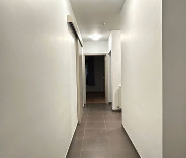 LICHTRIJK GELIJKVLOERS APPARTEMENT MET 2 SLAAPKAMERS EN RUIM TERRAS - Foto 1