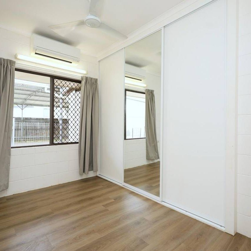 Air Conditoned Half Duplex - Huge Rumpus Room - Fenced Yard - Single Carport - Photo 1