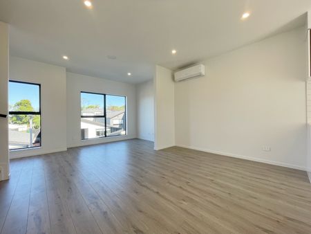 Newly built sunny 3 bedroom 2.5 bathroom + study family home - Photo 5