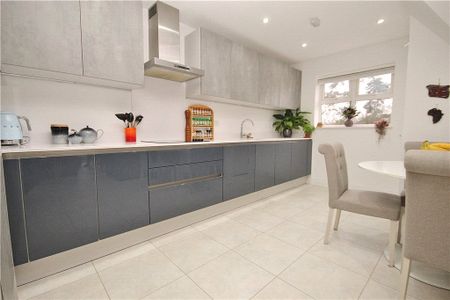 Queenswood Crescent, Englefield Green, Surrey, TW20 0AT - Photo 4