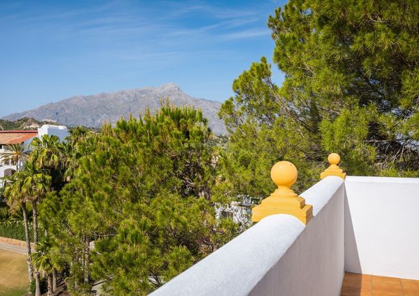 Spacious frontline golf townhouse in Las Encinas, La Quinta, Benahavis