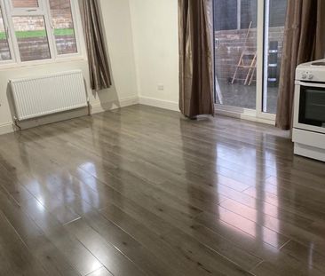 Studio Flat, Athelstan Road, SO19 - Photo 2