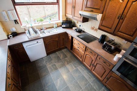 4 bedroom detached house to rent - Photo 2