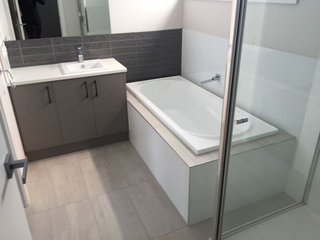 STUNNING TOWNHOUSE (Only 2 on the block!) - INCLUDING GARDENING! - Photo 5