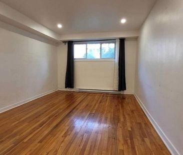 TRES GRAND 3 1/2 - 3485 ELLENDALE - RECEMMENT RENOVE - Photo 1
