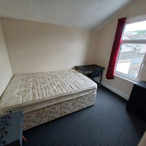 Room For Rent Queen Street, Pontypridd - Photo 2