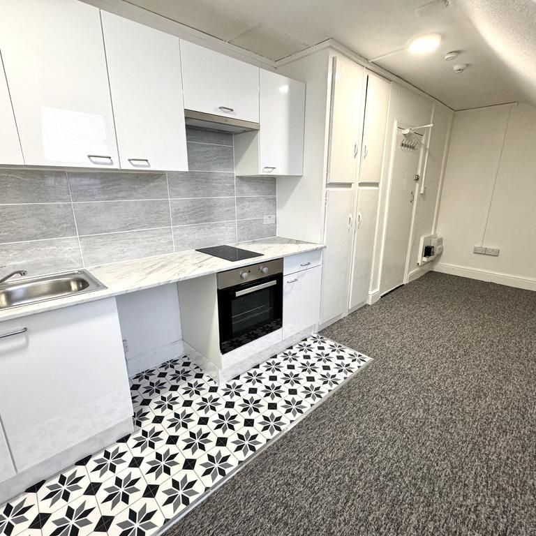 Studio to rent - Photo 1