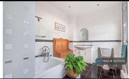 1 bedroom in a house share to rent - Photo 2