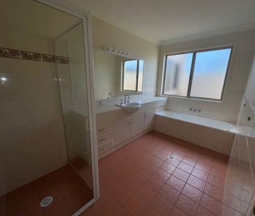 TASTEFULLY RENOVATED - SHORT STROLL TO ROBINA TOWN CENTRE - Photo 3