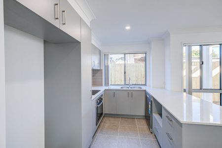 Modern 3 Bedroom Townhouse - Photo 4
