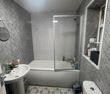 4 bedroom semi-detached house to rent - Photo 6