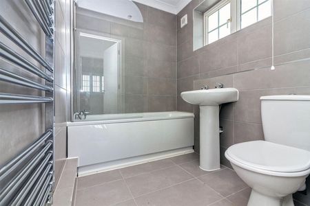 George V Avenue, Worthing - Photo 3