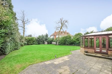 Granville Close, St Georges Hill, Weybridge, Surrey, KT13 - Photo 3