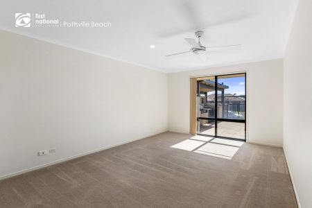 Lovely 3 Bedroom, 2 Bathroom Home in Seabreeze Estate - Photo 3