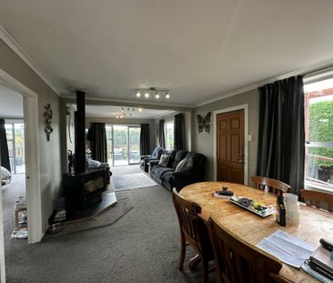 A spacious Brighton home! - Photo 2