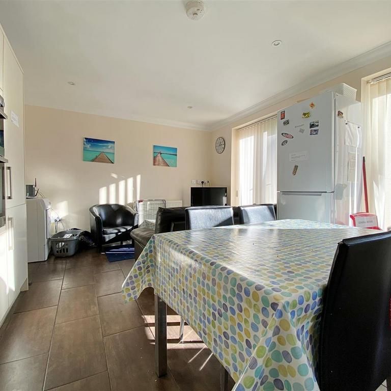 1 bedroom in a house share to rent - Photo 1