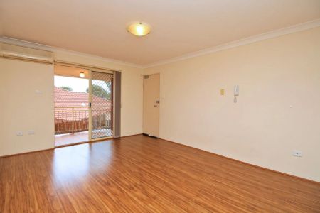 WELL PRESENTED 2-BEDROOM APARTMENT CLOSE TO TRANSPORT! - Photo 4