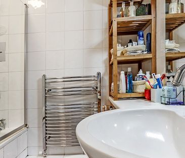 Smart one bedroom apartment in a fantastic location close to Angel & Regent's Canal. The flat has large rooms and excellent storage space. - Photo 4