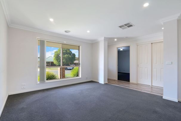 Prime Location Family Home with a Shed - Photo 1